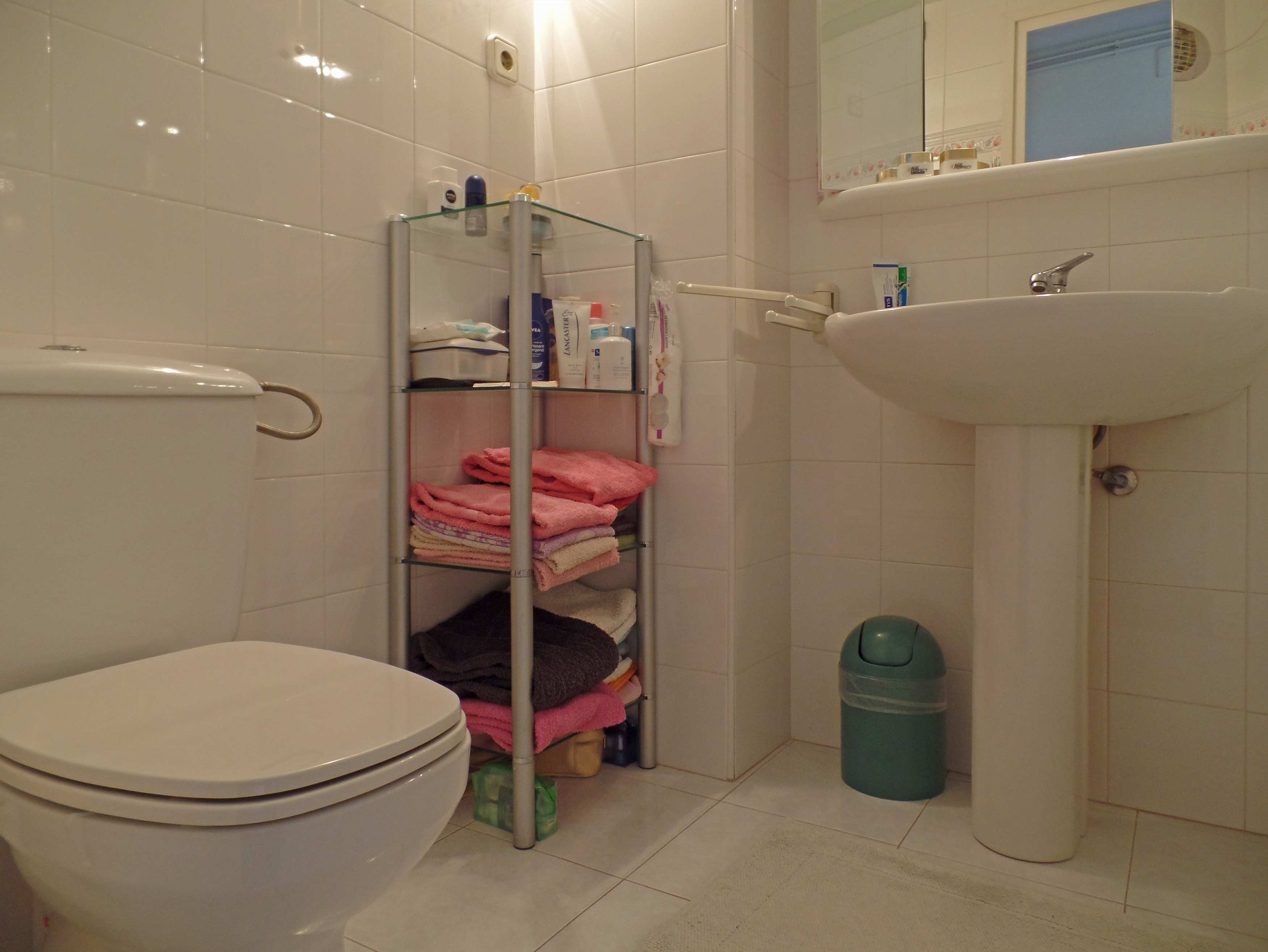 appartement les gavines heeft een ruime badkamer met douche en wc