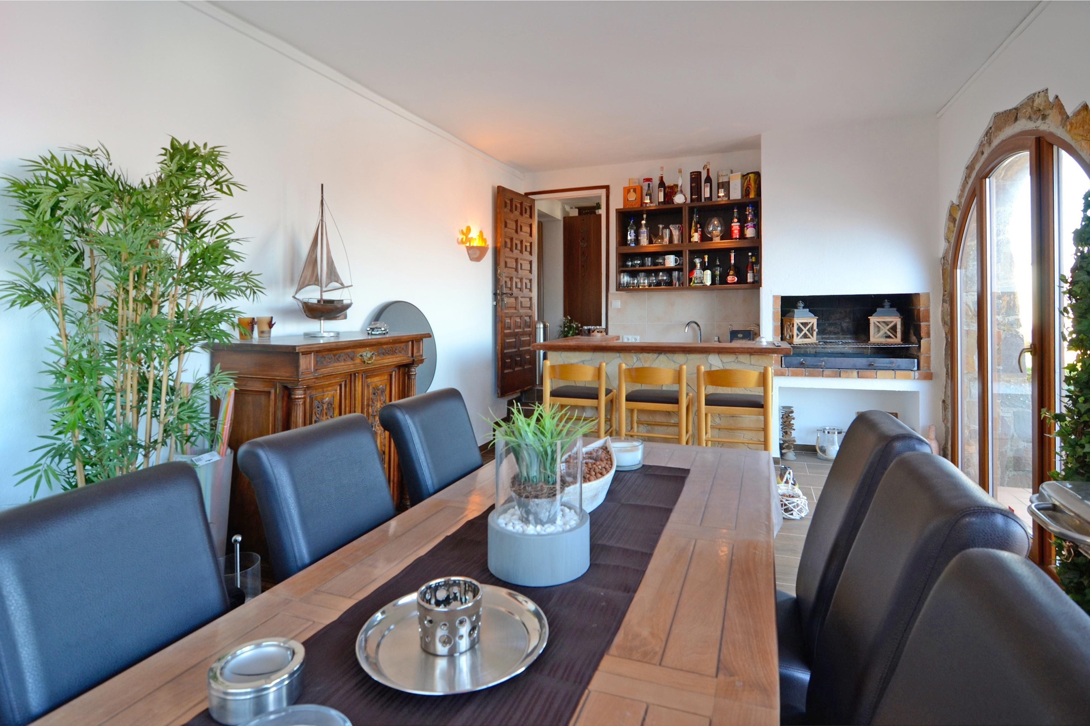 villa punta montgo met eetkamer en bar